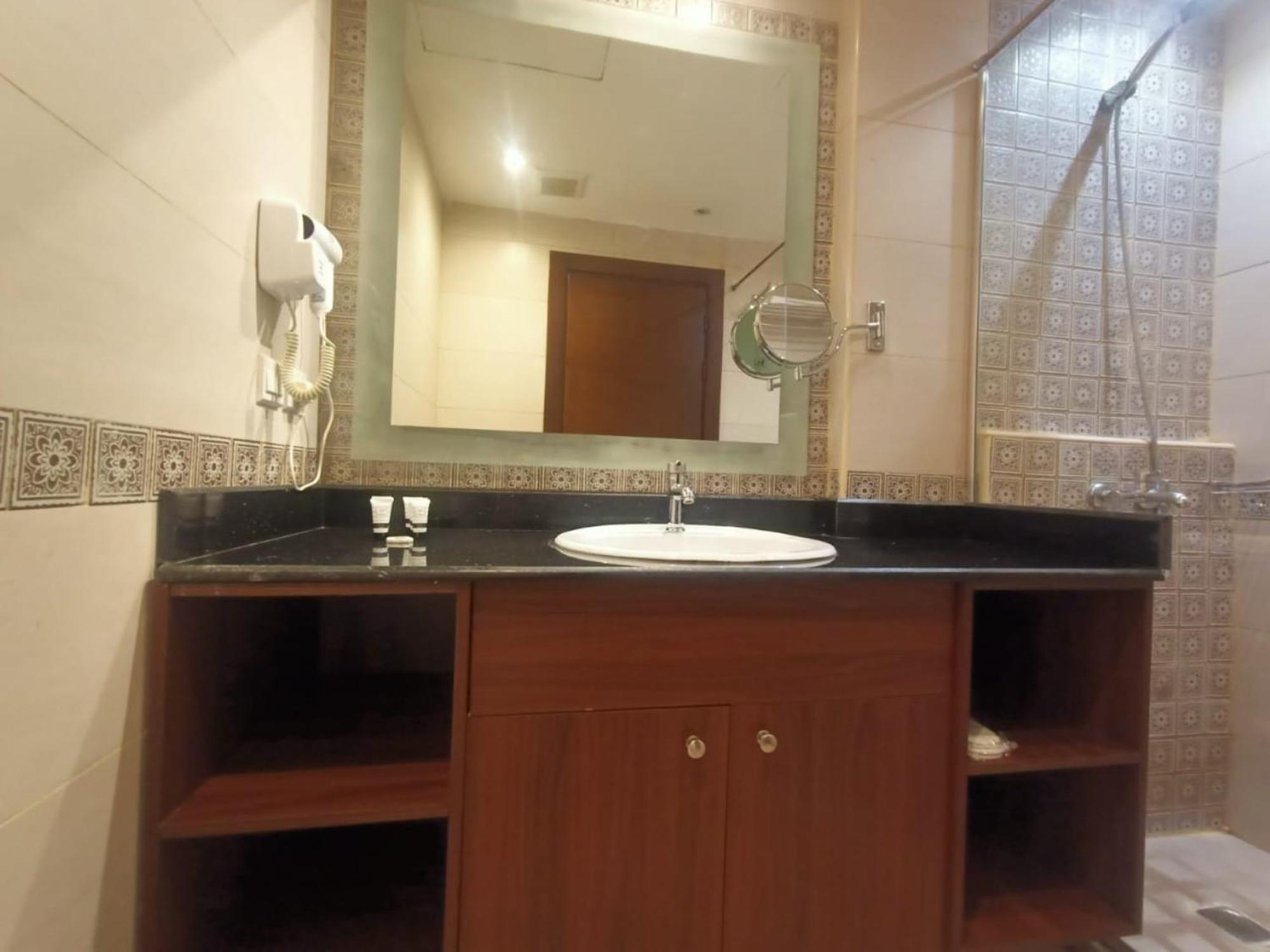 Quiet Jeddah Al Hamra Hotel ภายนอก รูปภาพ